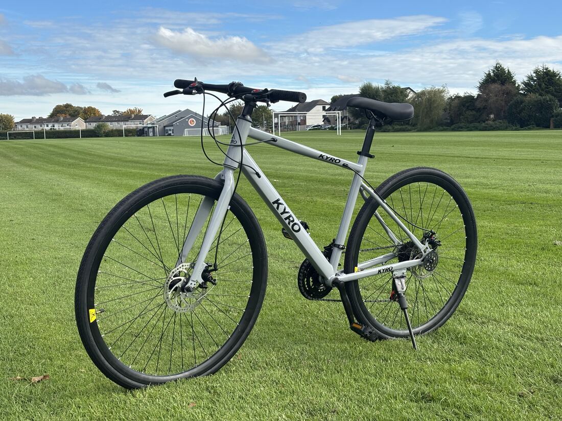KYRO C1 in light grey, front three-quarter view